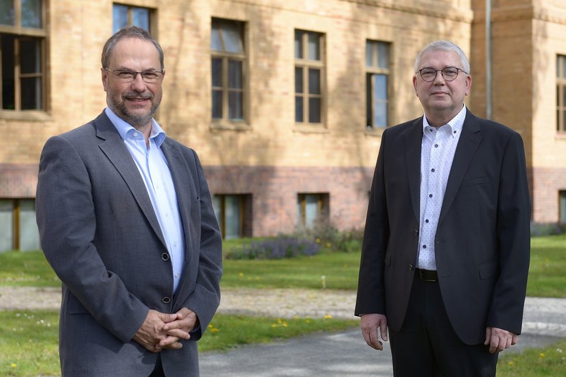 Dr. Volkmar Hanisch (re.) und Dr. Thomas Buthut sind seit Mai 2021 die neuen Ärztlichen Direktoren des Klinikums Niederlausitz. Foto: © KNL / Steffen Rasche