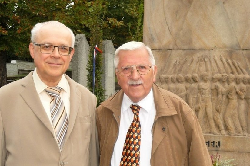 Vladimir Spidla und Klaus Fiedler (v. li.) vor dem Grabmal.  Fotos: Fiedler/privat