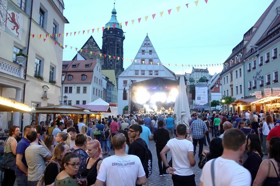 Auf »klassische« Stadtfeste mit festen Veranstaltungsorten und dichtem Gedränge – wie hier in Pirna –  werden wir im Jahr 2021 noch einmal verzichten müssen.                                                                       Foto: D. Förster