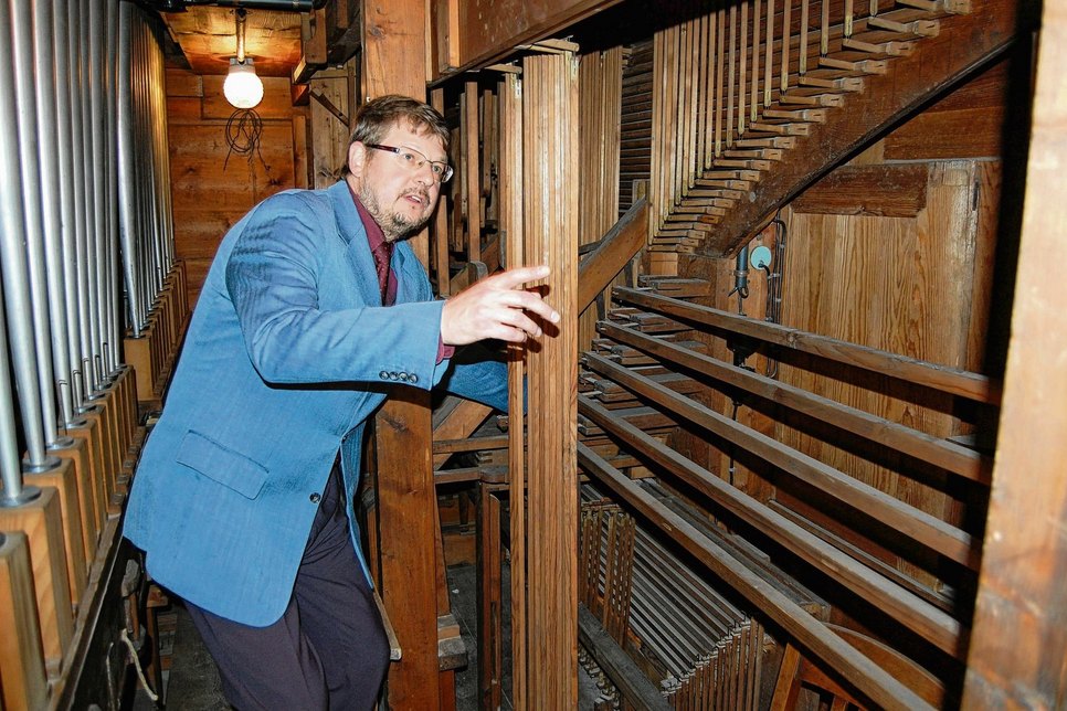 Kirchenmusiker Stephan Seltmann zeigte vor der Abreise der Orgel den bedenklichen Zustand des Instrumentes. Fotos: Farrar
