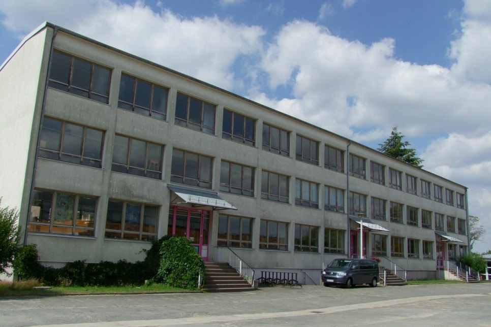 2005 wurde die Arnsdorfer Mittelschule geschlossen. Nun soll das alte DDR-Plattengebäude abgerissen werden, damit hier ein Oberschul-Neubau entstehen kann. Foto: Rainer Könen