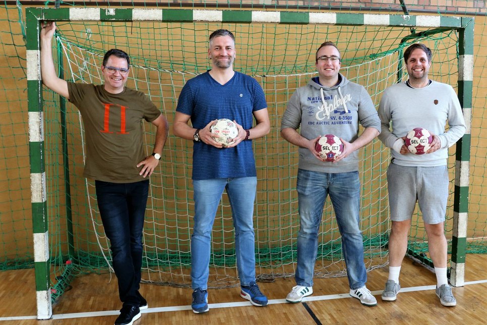 Abteilungsleiter Lutz Gerndt mit seinen Übungsleitern und Spielern der 1. Männermannschaft Stephan Patzigk, Marcel Graß und Toni Barthel (von links). Foto: Weser