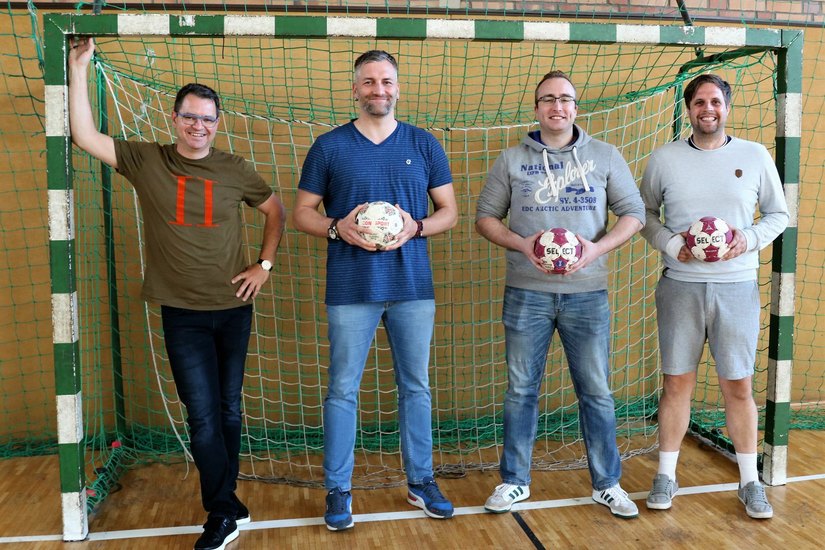 Abteilungsleiter Lutz Gerndt mit seinen Übungsleitern und Spielern der 1. Männermannschaft Stephan Patzigk, Marcel Graß und Toni Barthel (von links). Foto: Weser