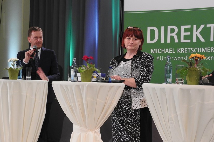 Ministerpräsident Michael Kretschmer (li.) lud zu einem Bürgerdialog nach 
Dippoldiswalde ein, der von der Oberbürgermeisterin Kerstin Körner (re.) moderiert 
worden ist.