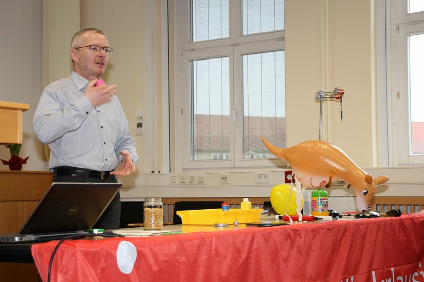 Dr. Olaf Gutschker, Leiter des stationären Schülerlabors der BTU Cottbus-Senftenberg, zeigte Auszüge einer physikalischen Experimentalvorlesung.