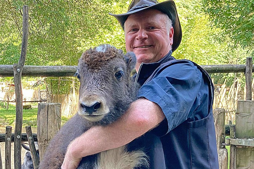 Tierparkdirektor Dr. Sven Hammer mit der drei Wochen alten Yakeline auf dem Arm.