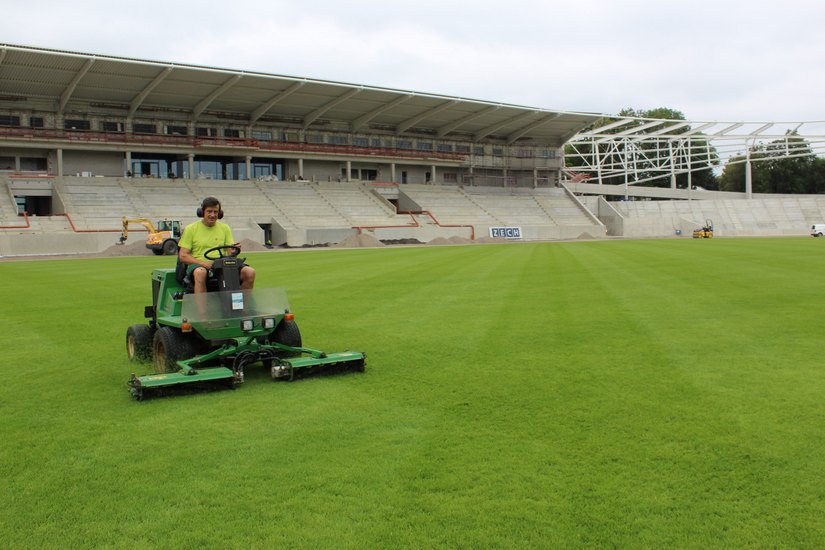 Der Platzwart mäht den neuen Rasen im Heinz-Steyer-Stadion.