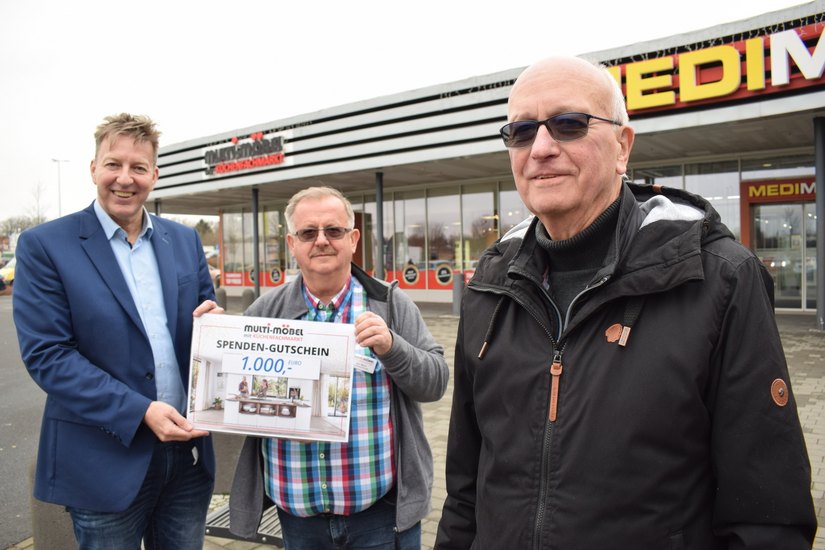 Vereinsmitglied Egbert Feuerrriegel (vorn) nahm den Gutschein von Center-Manager Holger Wandrey (links) und Multi-Küchen Verkaufsberater Ingo Menz im NeißePark entgegen.