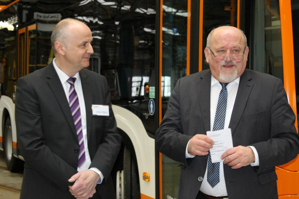 GVB-Geschäftsführer Andreas Trillmich (links) und Oberbürgermeister Siegfried Deinege sprachen bei der Vorstellung der neuen Fahrzeuge auch über die zukünftigen Aufgaben der GVB. Foto: Keil