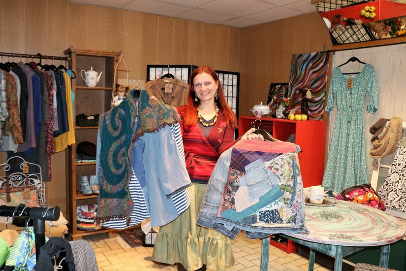 Shuvalova präsentiert ihre Angebote nachhaltiger Mode im neu eingerichteten Laden. Foto: cjw