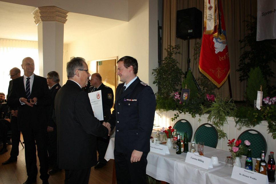 Landrat Harald Altekrüger gratuliert Kamerad Norman Schlüter. Foto: SG Brand- und Katastrophenschutz (LK SPN) – Ronny Schwarzrock