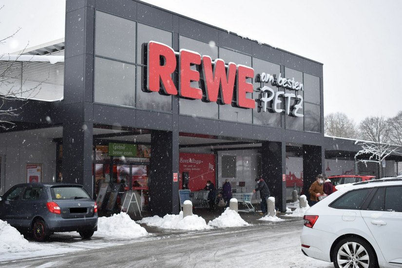 Am Rewe Kundenparkplatz wurden Kunden angesprochen und abgezockt. Foto: Sandro Paufler