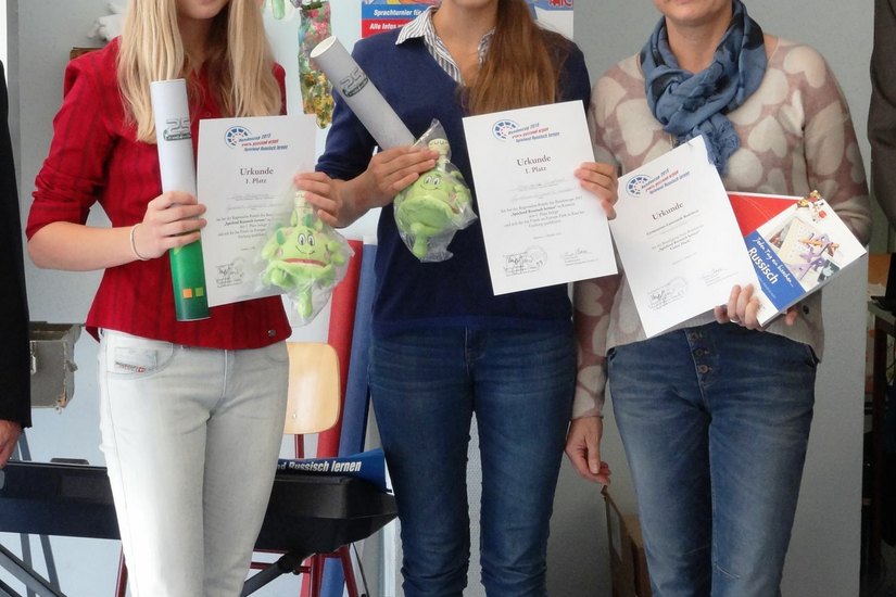 Den ersten Platz beim Regionalausscheid in Kamenz belegten Elisa-Sophie und Lara aus Radebeul, hier mit Lehrerin Olga Rossow.