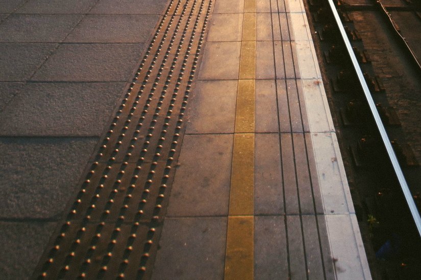 Eine Neuerung durch den Ausbau: Der Bahnsteig erhält taktile Blindenleitstreifen.