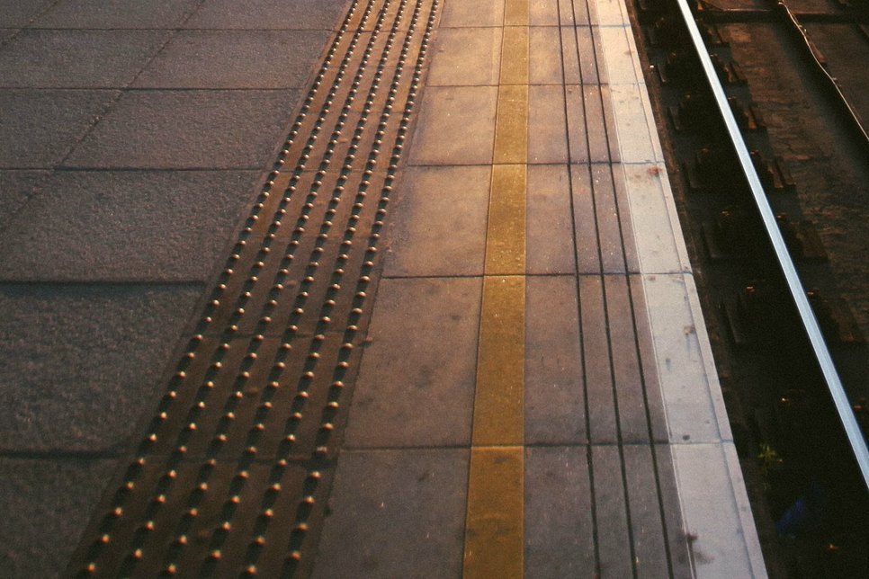 Eine Neuerung durch den Ausbau: Der Bahnsteig erhält taktile Blindenleitstreifen.