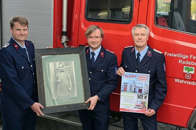 Daniel Schindler, stellv. Wehrleiter, Marcus Taggesell Förderverein und Wehrleiter Steffen Lungwitz mit dem Gründer der Feuerwehr.