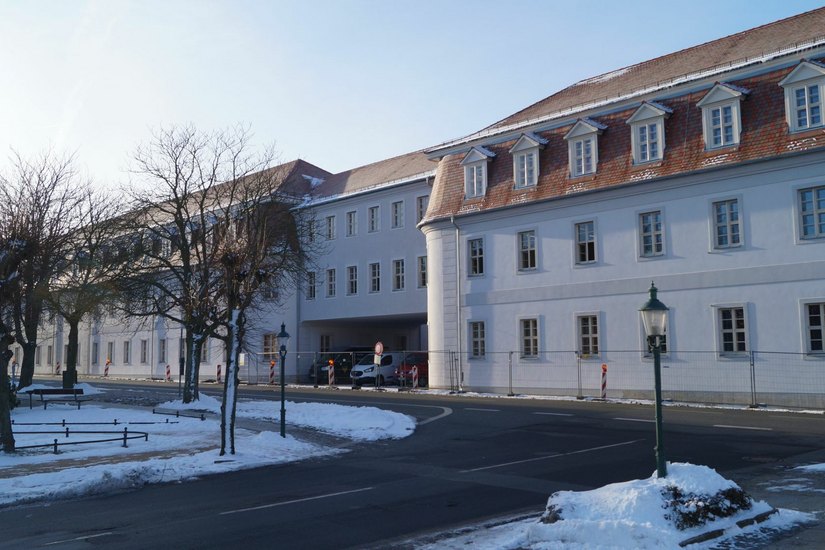 Der alte DDR-Plattenbau diente über 45 Jahre als Unterrichtsstätte. Foto: Evang. Zinzendorfschulen Herrnhut