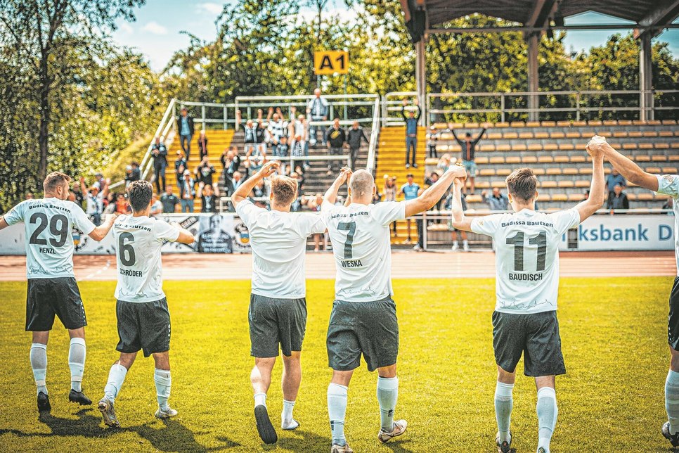 Die 1. Männermannschaft feiert mit den Fans eine erfolgreiche Saison.          Foto: Matthias Kost