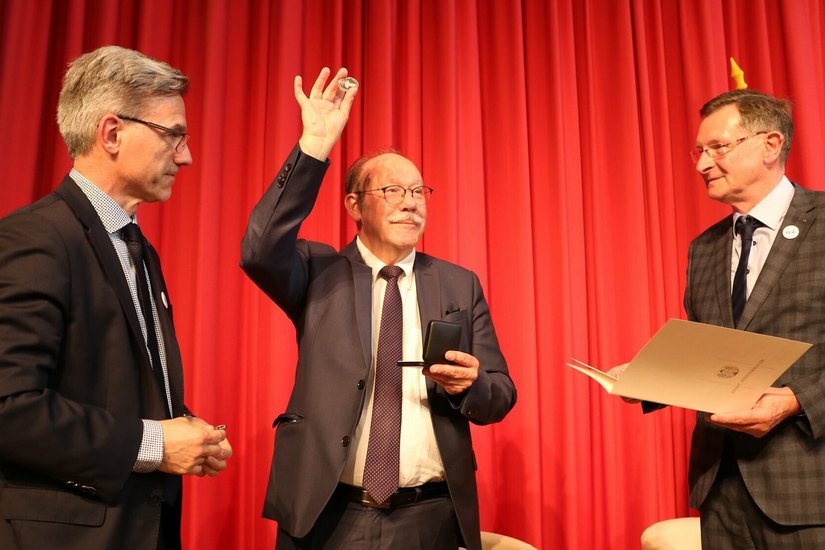 Jean-Pierre Bosino (Mitte) mit der »Schiller«-Ehrenmedaille der Stadt Finsterwalde. Mit ihm freuen sich Bürgermeister Jörg Gampe (li.) und Andreas Holfeldt (re.) als Vorsitzender der Stadtverordnetenversammlung.