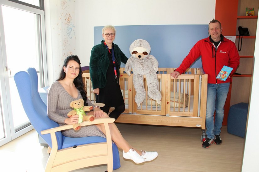 Mandy Pohl (li.) Kathrin Verzino und Lutz Metzner (re., Pflegedienstleiter Hospiz) in einem Zimmer für die kleinen »Pusteblumen«-Patienten.