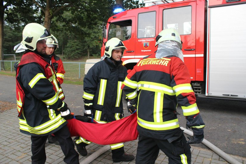 Alle sechs verfügbaren freiwilligen Feuerwehren aus der Gemeinde Spreetal rückten an, um einen vermeintlichen Brand in der Seniorenwohnanlage zu löschen und zwei »vermisste Personen« zu retten. (Fotos: Silke Richter)