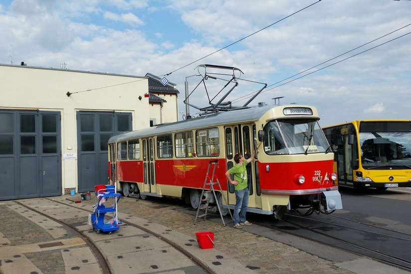 Arbeitseinsatz an der Tatra-Bahn. Kommendes Wochenende ist viel los im Straßenbahnmuseum. Foto: Verein