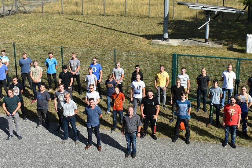 Die Auszubildenden vom Standort Jänschwalde stehen hier stellvertretend für insgesamt 600 Auszubildende und Studierende bei der LEAG. Foto: LEAG