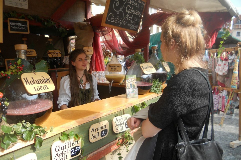 Herbstmarkt heißt es am Wochenende in Stolpen. Höhepunkt wird die Krönung der 16. Stolpener Basaltkönigin sein. Foto: Klaus Schieckel