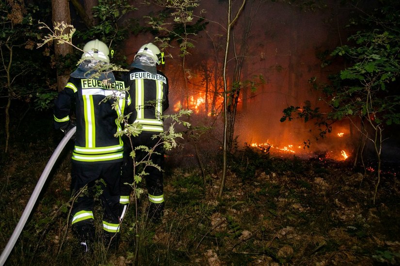 Ein schnelles Eingreifen der Freiwilligen Feuerwehr verhinderte eine größere Ausbreitung des Waldbrandes.