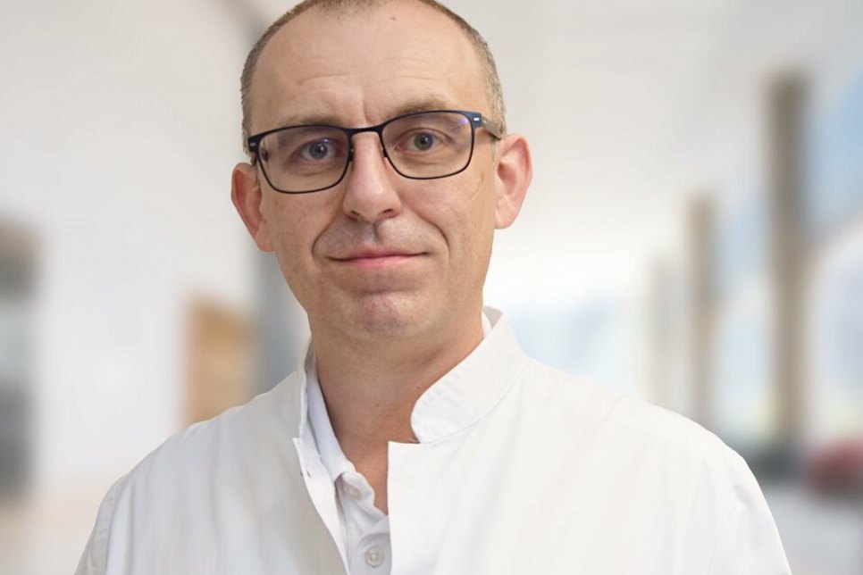 Kardiologe Piotr Swietlicki ist neuer Chefarzt am Naemi-Wilke-Stift. Gleichzeitig arbeitet er am Carl-Thiem-Klinikum in Cottbus. 
Diese Kooperation der beiden Krankenhäuser verbessert die Patientenversorgung in der Region.
