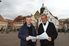 Norbert Kaiser (li.) von der Fachgruppe Stadtentwicklung und Pirnas Oberbürgermeister Klaus-Peter Hanke präsentieren die neuen Einwohnerzahlen von Pirna, welche die 40.000er Marke geknackt hat.