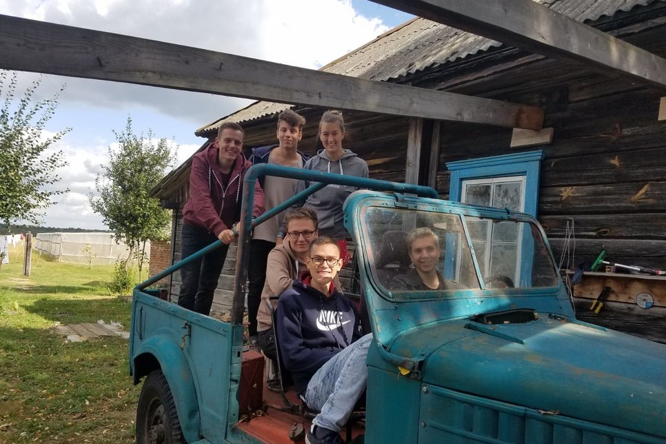 Deutsche und weißrussische Jugendliche im vorigen Jahr im Jugendlager, wo Spaß nicht zu kurz kam. Foto: privat