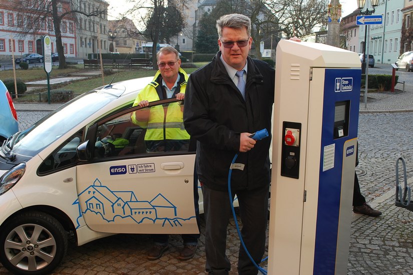 Dr. Ralf Müller und Jörg Glöckner (v. re.), Mitarbeiter im Ordnungsamt freuen sich über das neue Elektro-Fahrzeug. F.: Trache