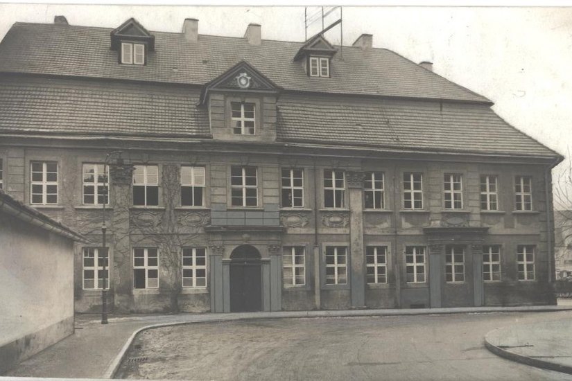 Das alte Cottbuser Gymnasium auf dem Oberkirchplatz. Foto: Stadtarchiv Cottbus