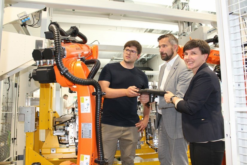 Programmierer Christoph Kühnel, Wirtschaftsminister Martin Dulig und GF Franziska Würz (v.l.) in einer von EKF entwickelten Arbeitsstation.