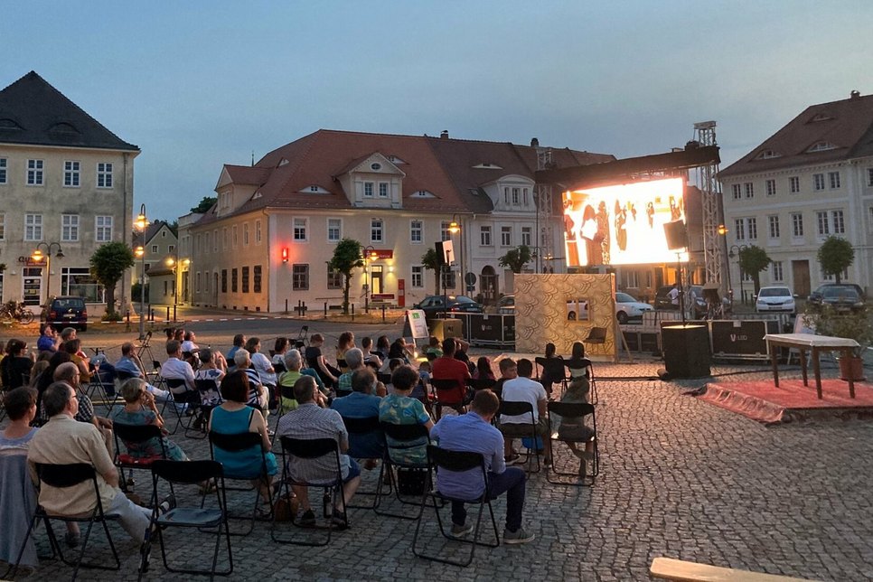 Die Filme werden an verschiedenen Orten in Ostritz gezeigt. Einer dieser Orte: Der Marktplatz. Hier gibt‘s am 17. September Freiluftkino.  Foto: IBZ St. Marienthal