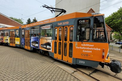 Triebwagen Nr. 2313 mit Jubiläumsbeklebung auf dem Betriebshof der Görlitzer Verkehrsbetriebe.
