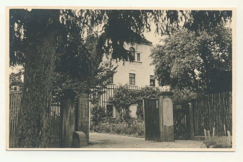 Eine alte Postkarte vom Lohengrinhaus, wo an der linken Säule der Text erkennbar ist. Foto/Quelle: KTP