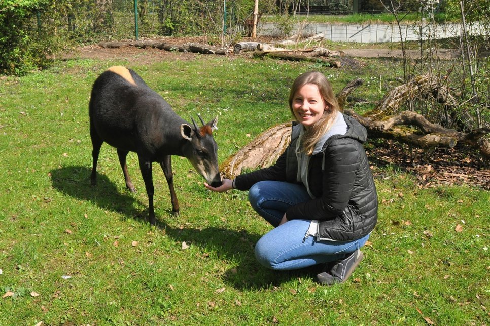 Janina Kraemer mit einem Gelbrückenducker im Zoo Frankfurt. Foto: privat