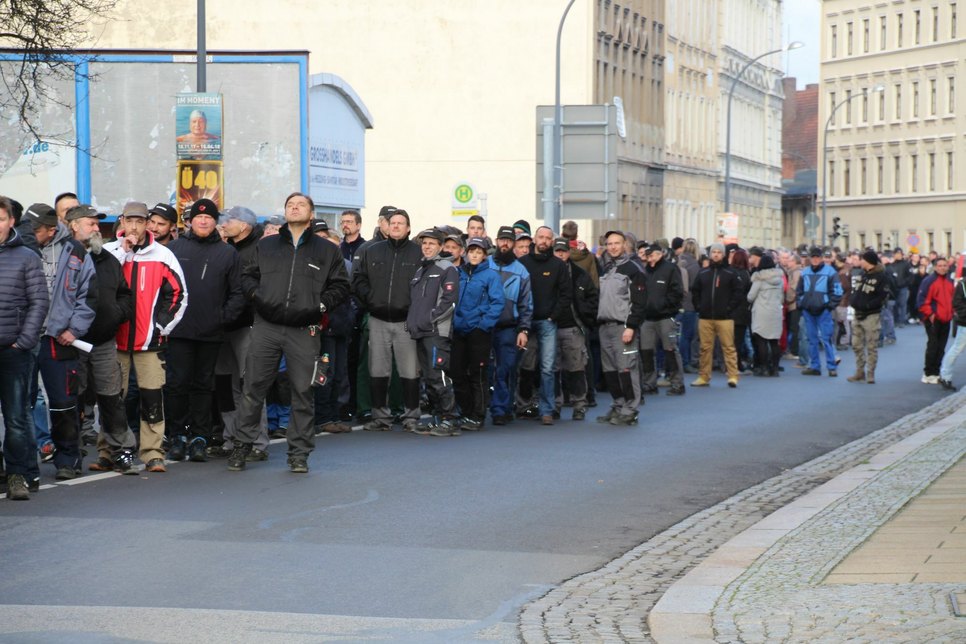 Die Menschenkette zog sich vom Brautwiesenplatz in Richtung Bombardier… Fotos: Keil