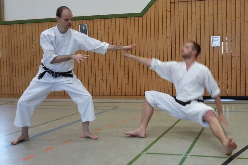 Henning Wittwer und Rico Fuchs (rechts) demonstrieren korrektes Timing in Verbindung mit entsprechendem Körpereinsatz. Foto: Verein