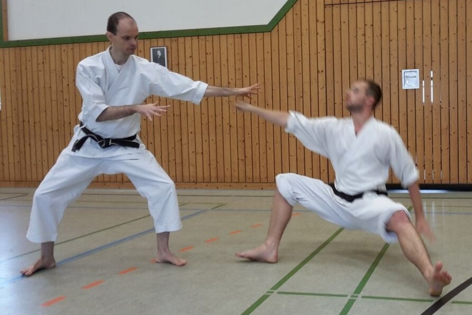 Henning Wittwer und Rico Fuchs (rechts) demonstrieren korrektes Timing in Verbindung mit entsprechendem Körpereinsatz. Foto: Verein