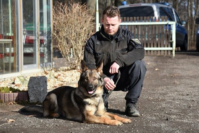 Polizeiobermeister Philipp Keller mit Fährtenhund Ivan.