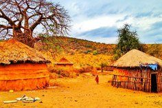 Hütten in Lugala, Tansania.