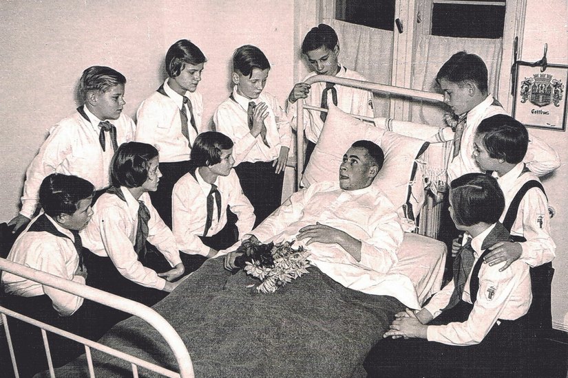 Anfang der Fünfziger: Pioniere besuchen einen sowjetischen Soldaten im Cottbuser Lazarett, der sich bei einem Rettungseinsatz verletzt hatte. Foto: Erich Schutt