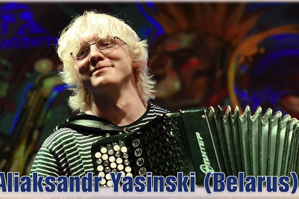 Aliaksandr Yasinski mit seinem Akkordeon Foto: PR