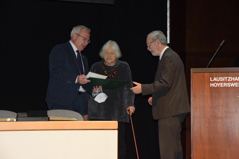 Oberbürgermeister Torsten Ruban-Zeh übergibt Helene und Martin Schmidt die Ehrenurkunde der Stadt Hoyerswerda. Foto: K. Demczenko