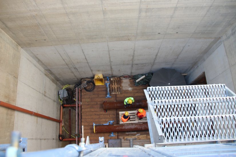 Blick in den Schacht auf die Tunnelsohle in 18 Metern Tiefe