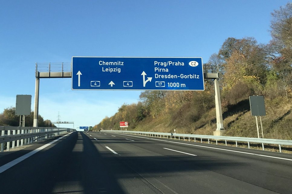 Im Umkreis des Autobahndreiecks Dresden-West (A4 bzw. A17) haben die beiden Personen das Schleuserfahrzeug verlassen. Jetzt sucht die Bundespolizei Zeugen. Foto: Symbolbild