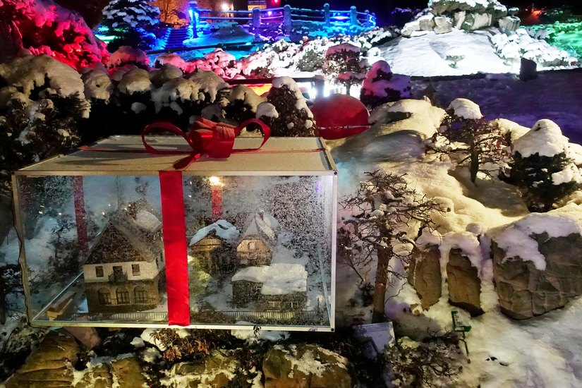 Niedliche Miniaturen im Weihnachtsgeschenk-Format sind überall zu entdecken.